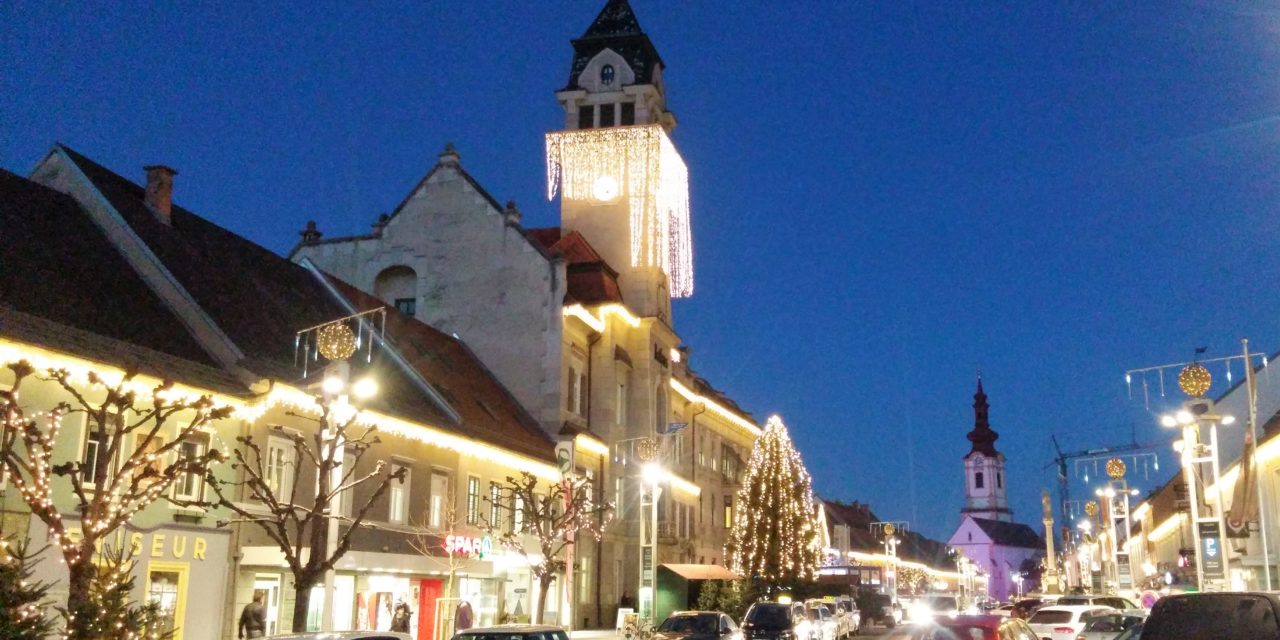 Weihnachtlicher Glanz am Hauptplatz – Weihnachtsbeleuchtung bleibt erhalten