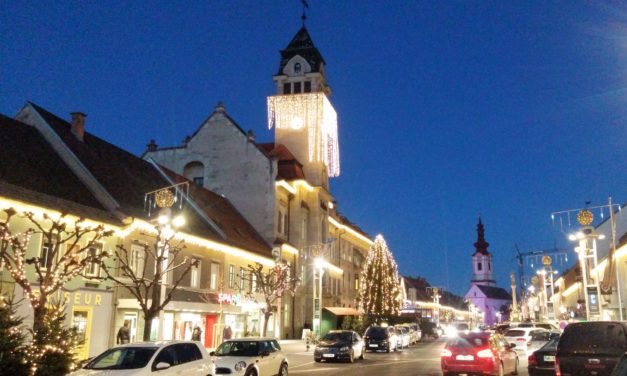 Weihnachtlicher Glanz am Hauptplatz – Weihnachtsbeleuchtung bleibt erhalten