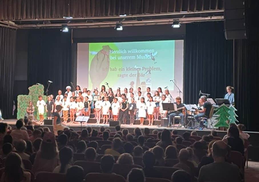 Begeisternder Schulabschluss: Musical der Volksschule 1 Leibnitz im Kulturzentrum