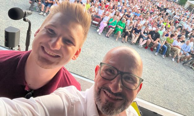 2700 Besucher folgten dem Ruf von Gernot & Stipsits in den Grottenhof