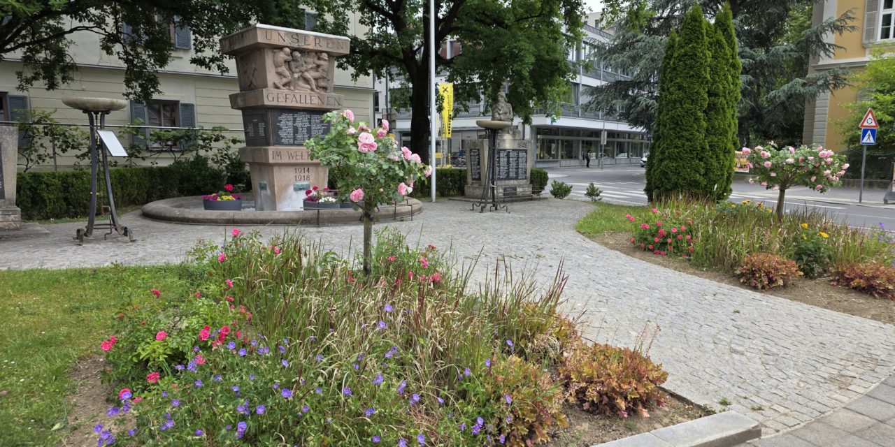 Blumenmeer rund um das Kriegerdenkmal am Hauptplatz