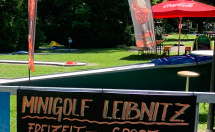 Minigolf Leibnitz – Freizeitvergnügen im Schatten der Bäume des Stadtparks