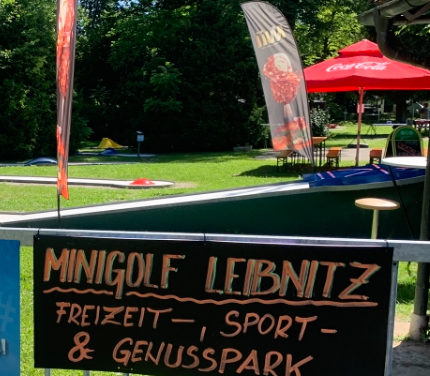 Minigolf Leibnitz – Freizeitvergnügen im Schatten der Bäume des Stadtparks