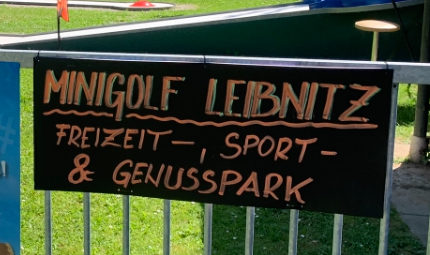Minigolf Leibnitz – Freizeitvergnügen im Schatten der Bäume des Stadtparks