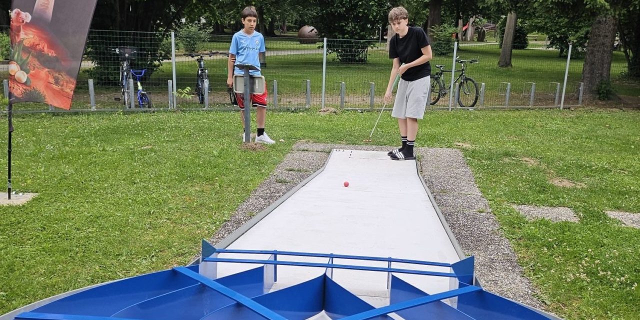 Minigolf Leibnitz – Freizeitvergnügen im Schatten der Bäume des Stadtparks