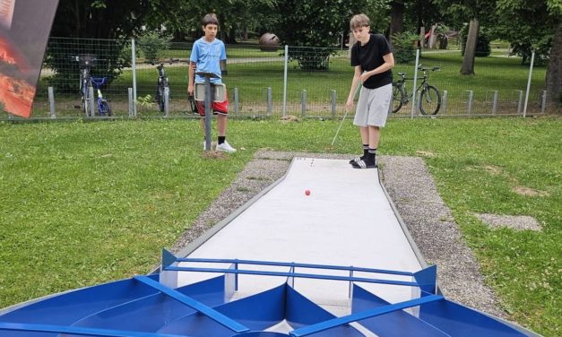 Minigolf Leibnitz – Freizeitvergnügen im Schatten der Bäume des Stadtparks