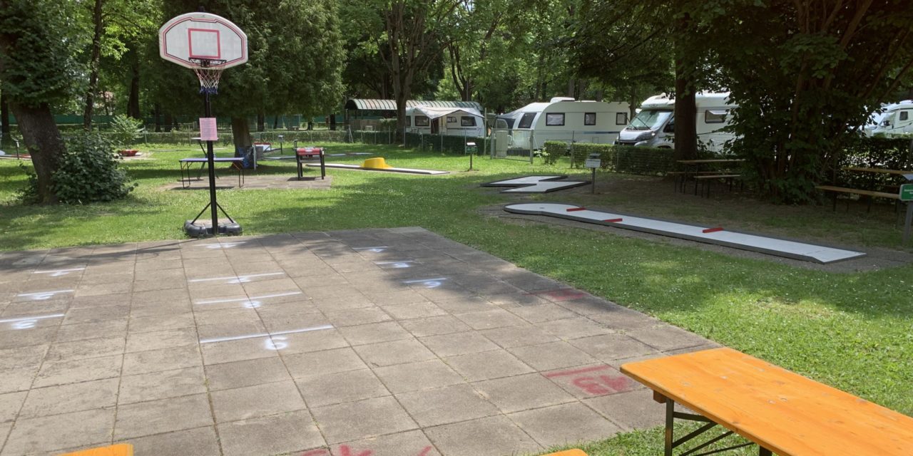 Minigolf Leibnitz – Freizeitvergnügen im Schatten der Bäume des Stadtparks