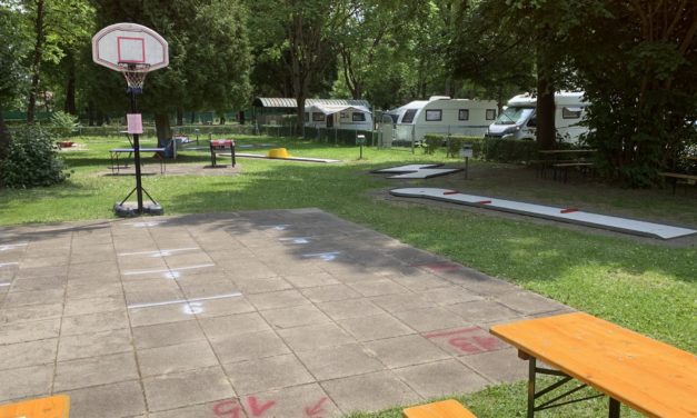 Minigolf Leibnitz – Freizeitvergnügen im Schatten der Bäume des Stadtparks