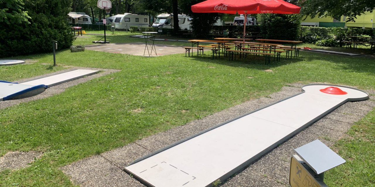 Minigolf Leibnitz – Freizeitvergnügen im Schatten der Bäume des Stadtparks