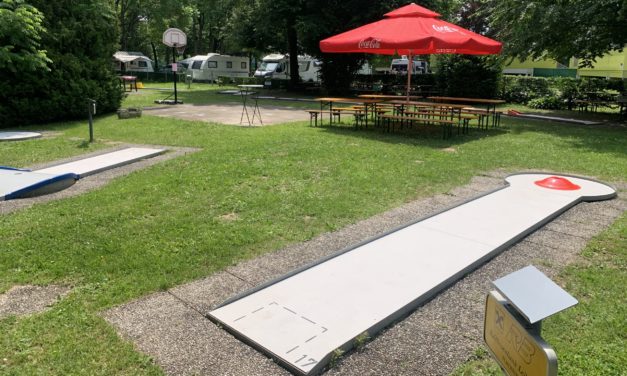 Minigolf Leibnitz – Freizeitvergnügen im Schatten der Bäume des Stadtparks