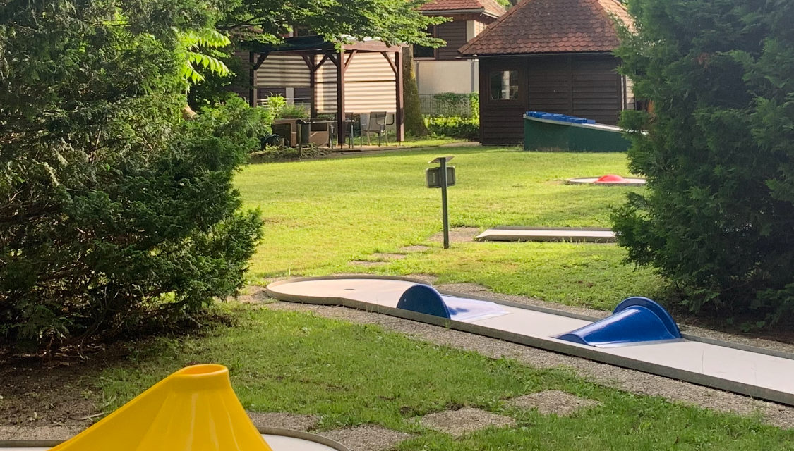 Minigolf Leibnitz – Freizeitvergnügen im Schatten der Bäume des Stadtparks