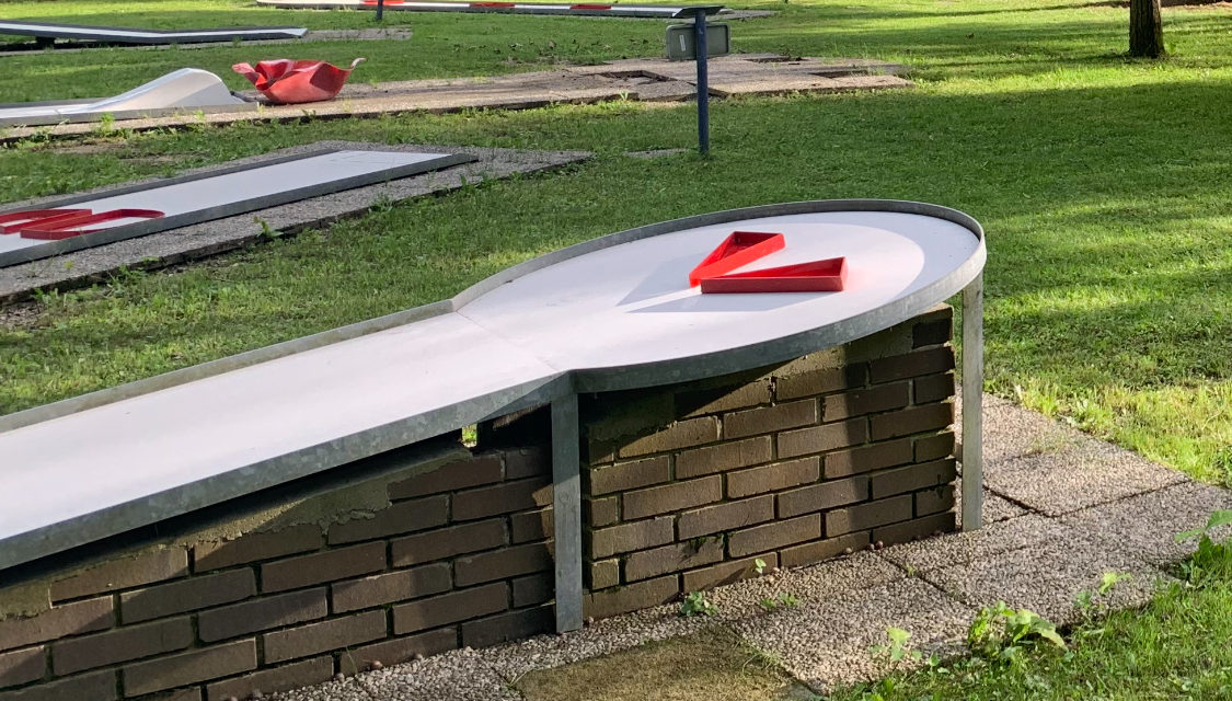 Minigolf Leibnitz – Freizeitvergnügen im Schatten der Bäume des Stadtparks
