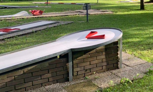 Minigolf Leibnitz – Freizeitvergnügen im Schatten der Bäume des Stadtparks