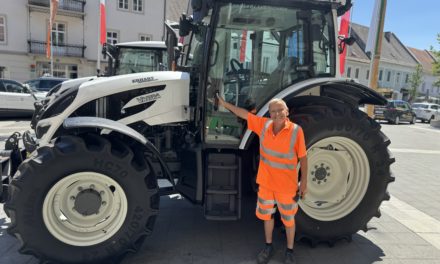 Übergabe von zwei Valtra-Traktoren an den Wirtschaftshof Leibnitz