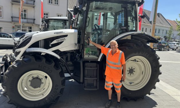 Übergabe von zwei Valtra-Traktoren an den Wirtschaftshof Leibnitz