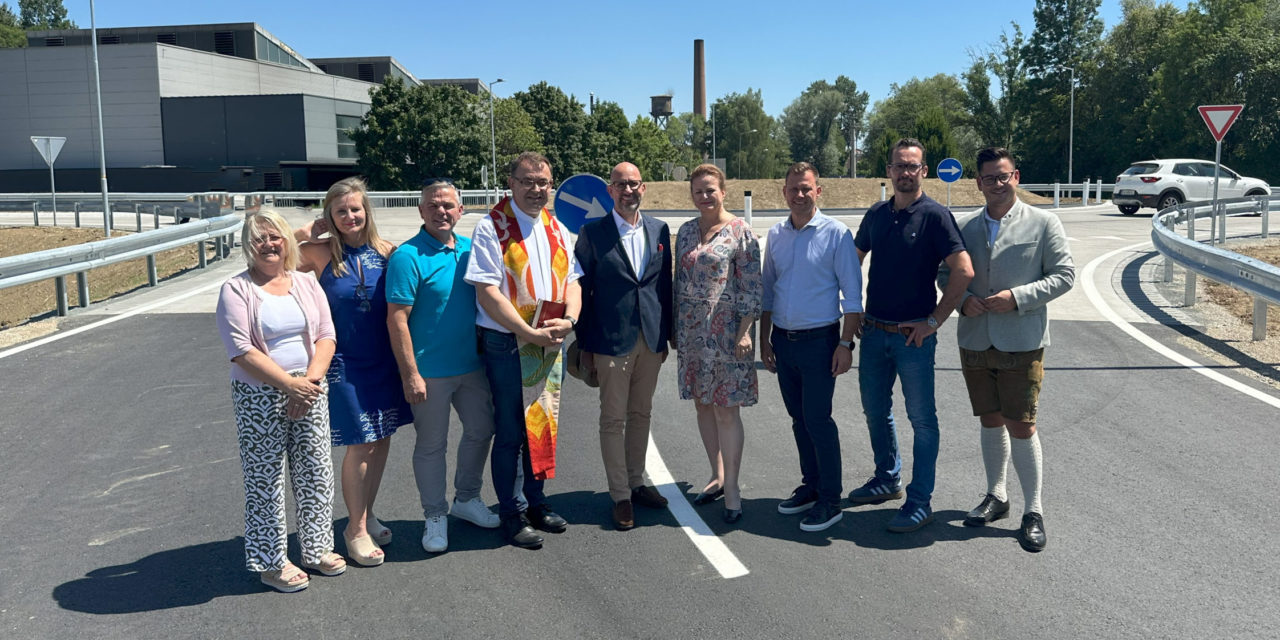 Neuer Kreisverkehr bei Grottenhof-Kreuzung offiziell gesegnet