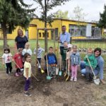 Neue Bäume für den Kindergarten Sumsi