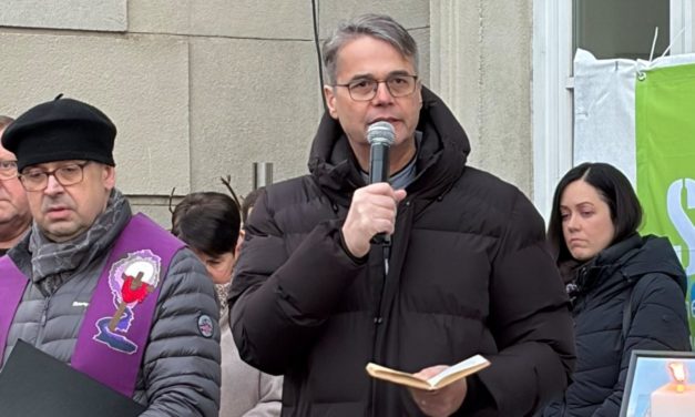 Gemeinsames Gedenken an Johanna G.: Ein starkes Zeichen gegen Gewalt an Frauen