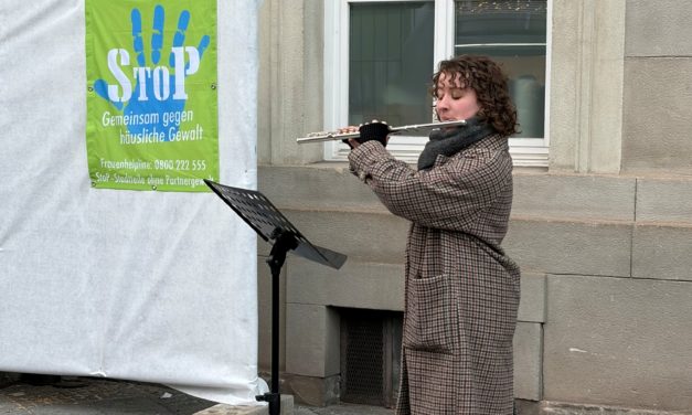Gemeinsames Gedenken an Johanna G.: Ein starkes Zeichen gegen Gewalt an Frauen