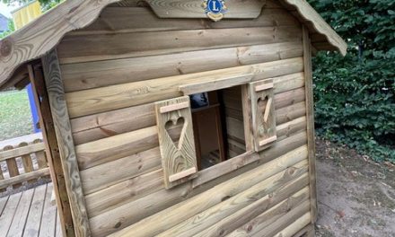 Lions Club Leibnitz übergibt Spielhaus an den Kindergarten Sumsi