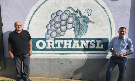 Winzer Johann Orthansl mit Sohn Johann Orthansl vor dem Weingut Orthansl in Gamlitz.