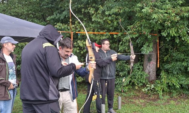 Begeisterung beim Bogenschnuppern für Menschen mit Beeinträchtigung