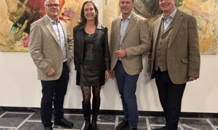 Farbenrausch aus Licht und Emotion im Rathaus