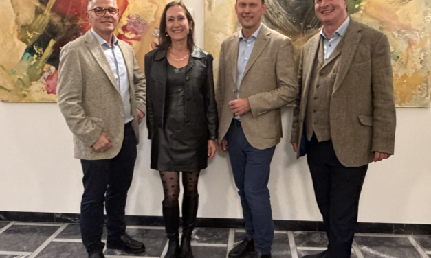 Farbenrausch aus Licht und Emotion im Rathaus